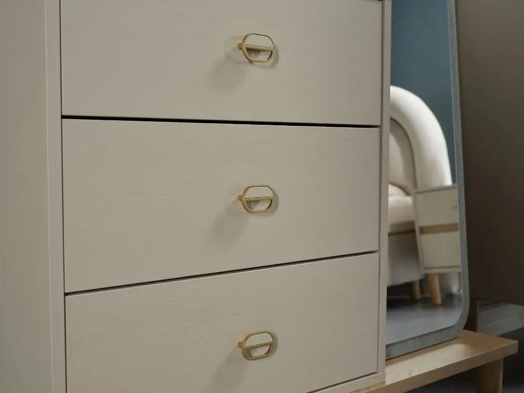 LINUS MAKYAJ MASASI MOLLY VIZON BEJ /MITRA MESE   